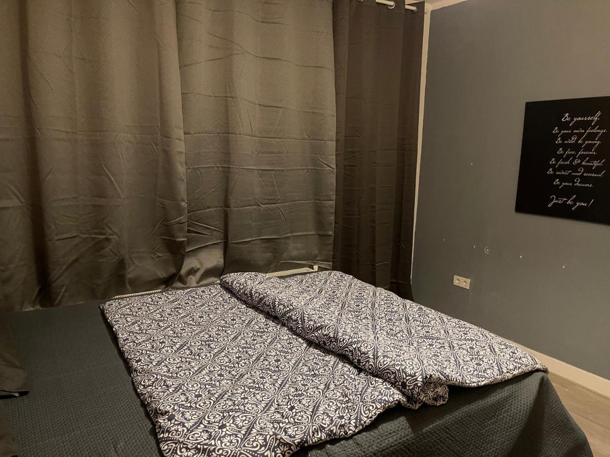 Private Double Bed Room Only With Balcony In Apartment Rotterdam Eksteriør billede